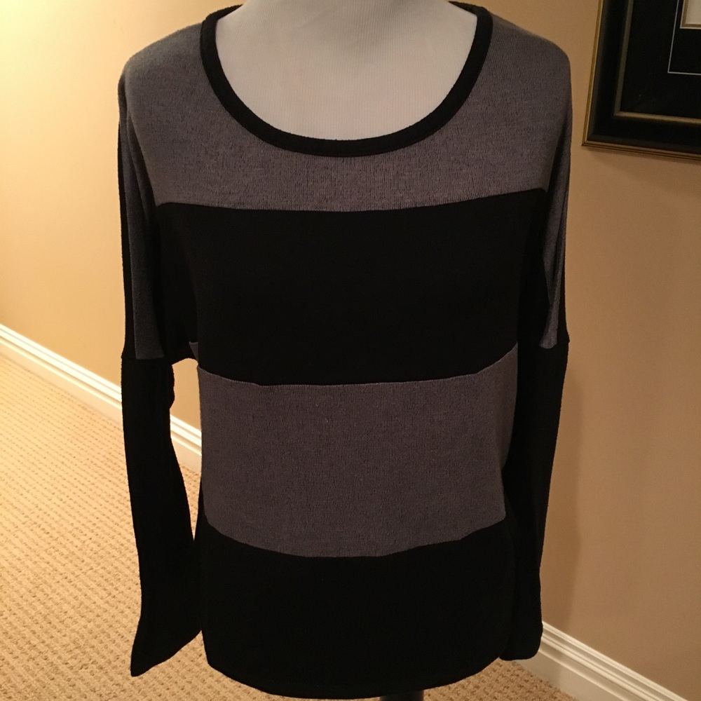 Black & grey striped top w/winged arms.
